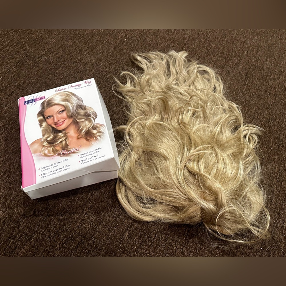 Rubies Secret Wishes Salon Quality Long M Blonde Hair Wig Cecelia sexy EUC
